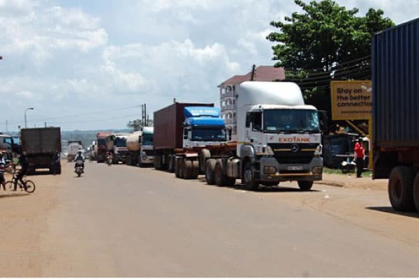 Askari Wanaswa Wakipokea Rushwa Kuruhusu Malori Kuingia Uganda Bila Kupima Corona, ‘Wanyooshwa’