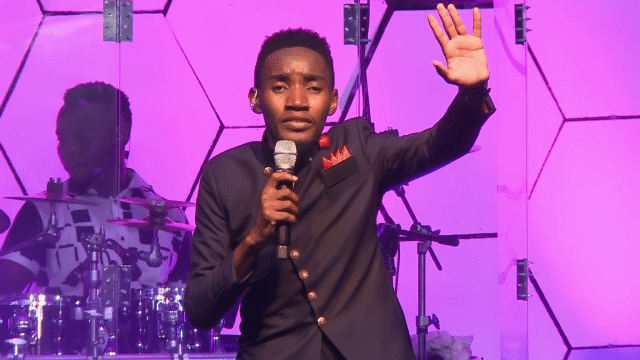 VIDEO: Paul Clement – UMEZUNGUKWA NA SIFA (Mp4) DOWNLOAD