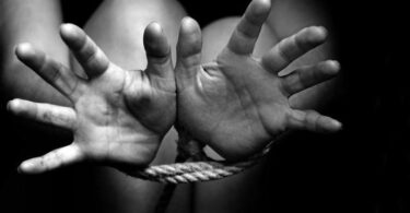 SOMA HII: Majambazi Wajisalimisha Kituo Cha Polisi Baada Ya Kuteka Nyara Watoto Wawili