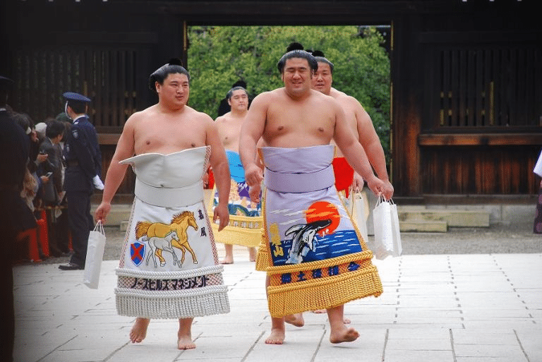 The lifestyles that professional sumo wrestlers must follow